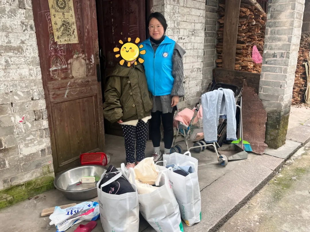 龙西乡社工站携手尊龙凯时电气沈总举办了“向善而行，衣旧暖心“旧衣捐赠活动，