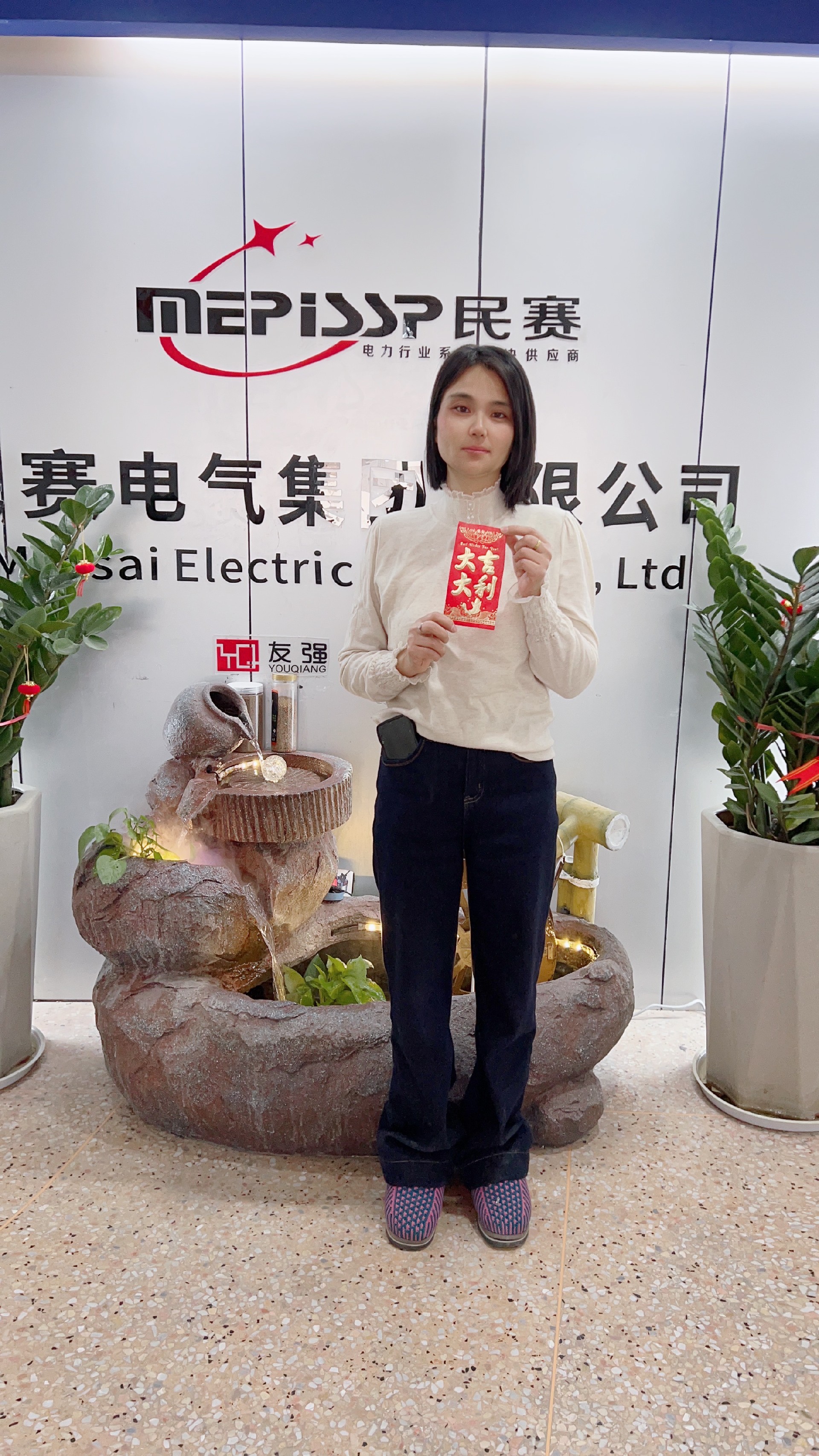 两位仓管兢兢业业，用心完成客户交代的每一份托福，经常工作到忘我的状态，今日是他俩的生日，愿身体健康，家庭幸福，开心快乐。